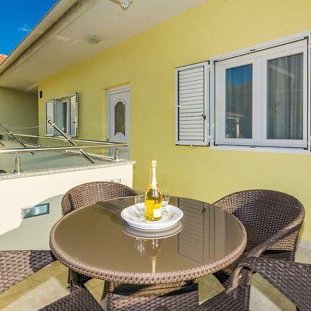 Apartman Mladenka Sukosan Bagian luar foto