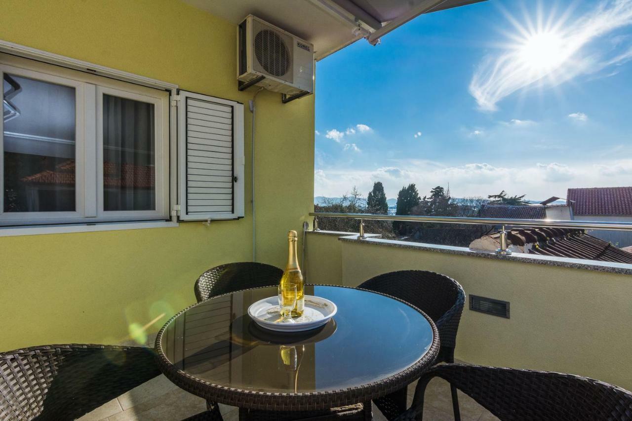 Apartman Mladenka Sukosan Bagian luar foto