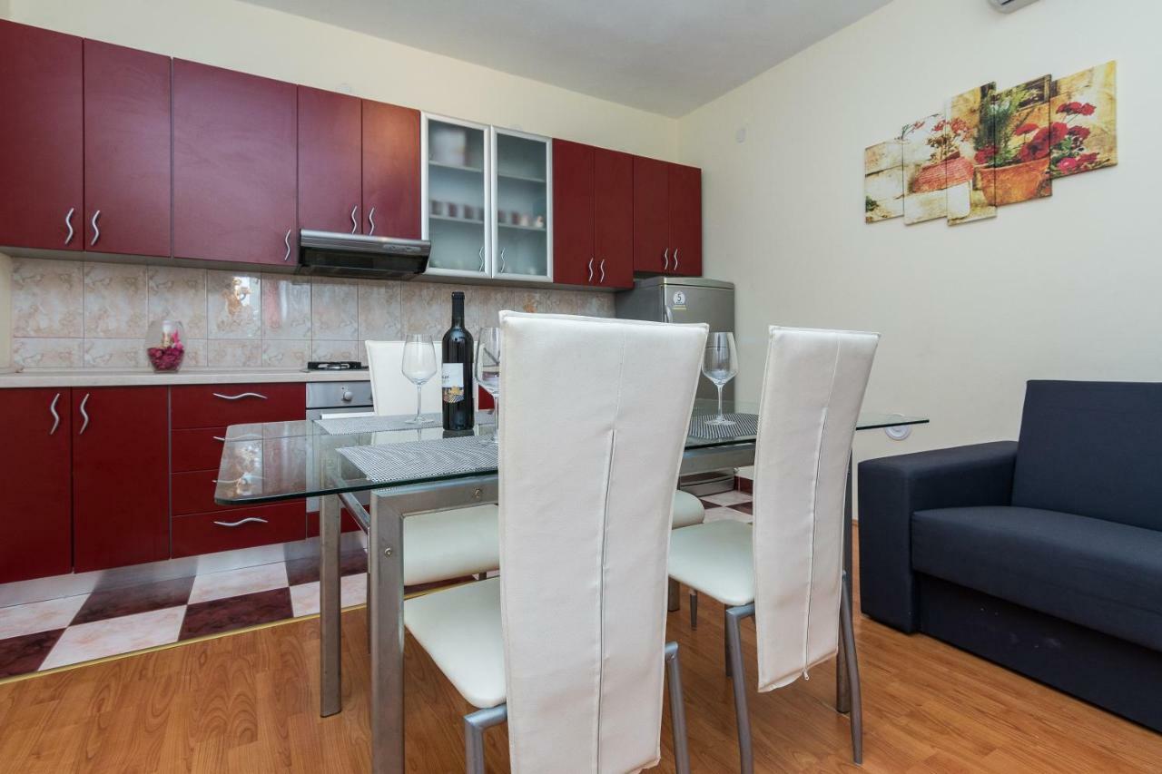 Apartman Mladenka Sukosan Bagian luar foto