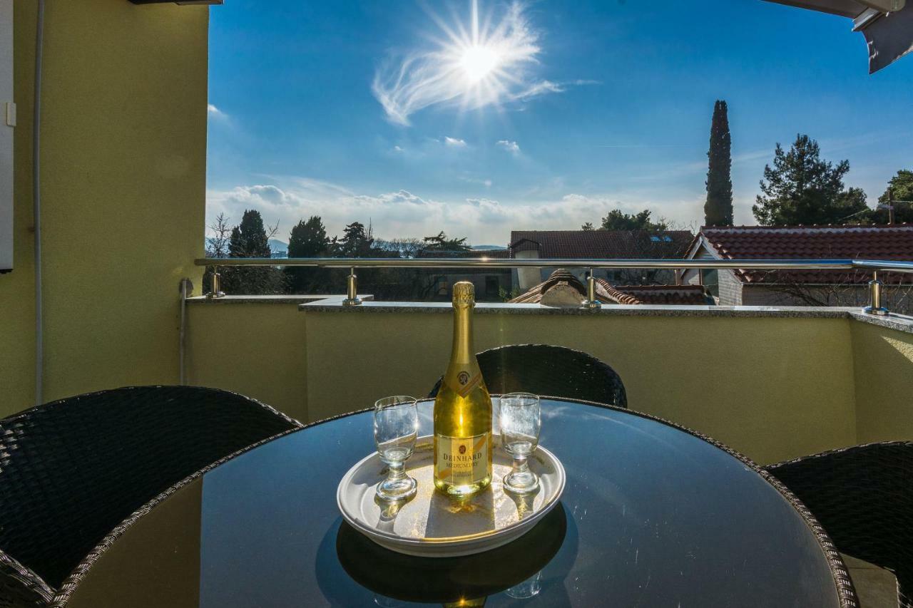 Apartman Mladenka Sukosan Bagian luar foto