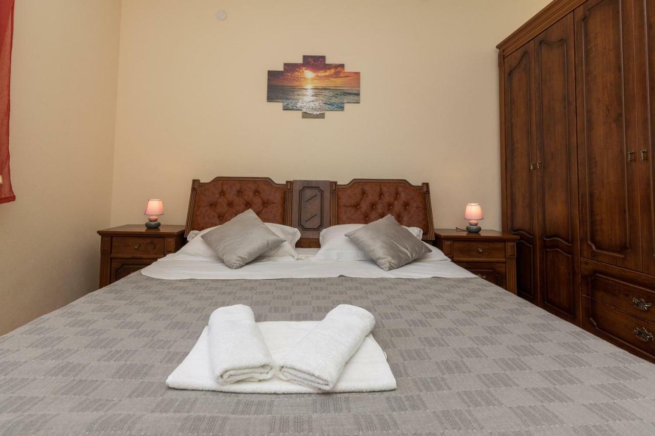 Apartman Mladenka Sukosan Bagian luar foto