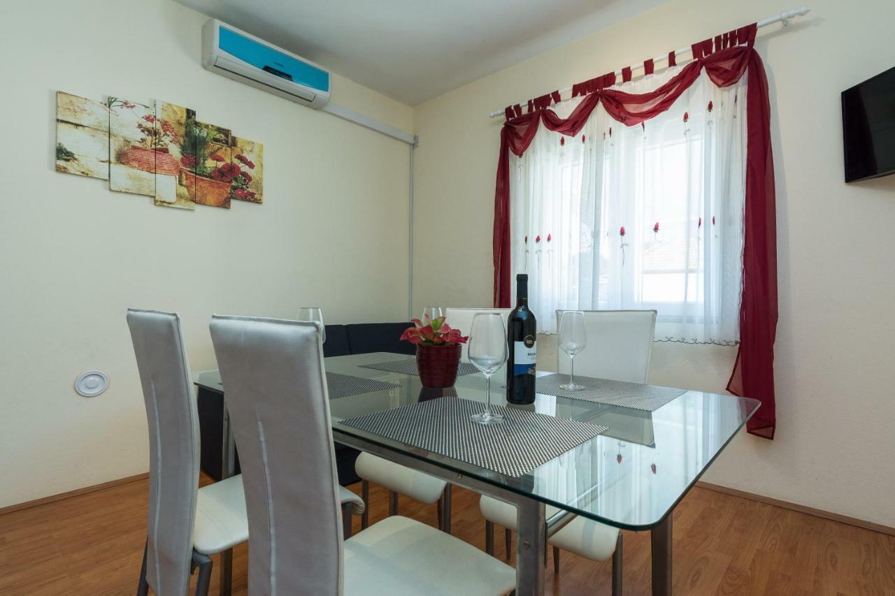 Apartman Mladenka Sukosan Bagian luar foto