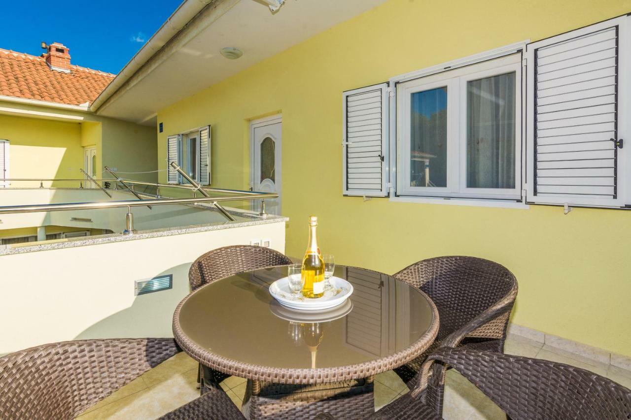 Apartman Mladenka Sukosan Bagian luar foto